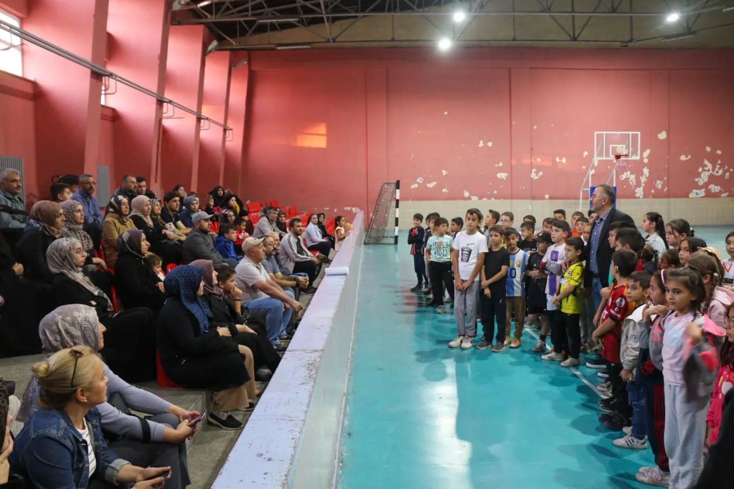 Yetenek Taraması ve Spora Yönlendirme Projesi kapsamında antrenmanlarımız, yoğun bir katılımla Gazi Anadolu Lisesi Spor Salonu’nda devam ediyor. sivasgazetehaber radyobora