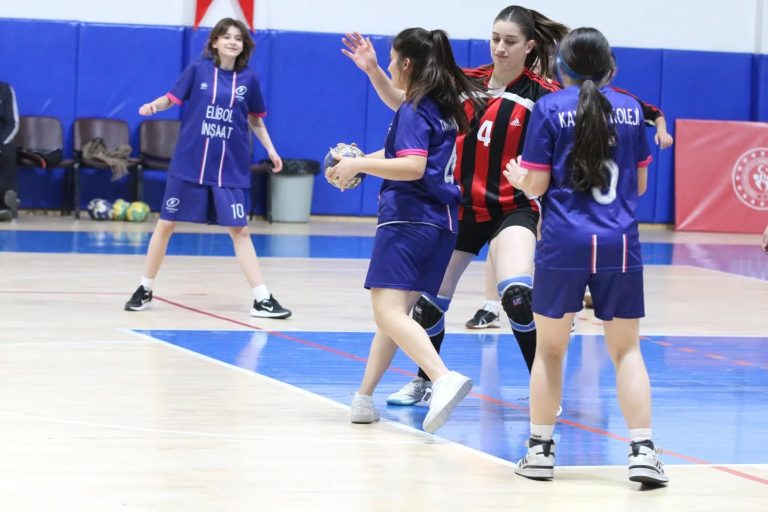 Hentbol Gençler A İl Birinciliği müsabakaları Mecnun Otyakmaz Spor Salonunda başladı. sivasgazetehaber radyobora