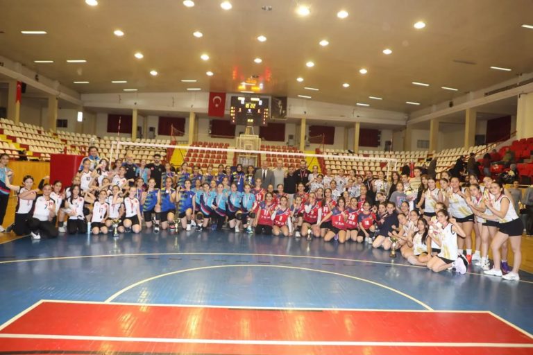 Midi Kızlar Gelişim ve Midi Kızlar Süper Lig müsabakaları 4 Eylül Spor Salonumuzda sona erdi. sivasgazetehaber radyobora 5