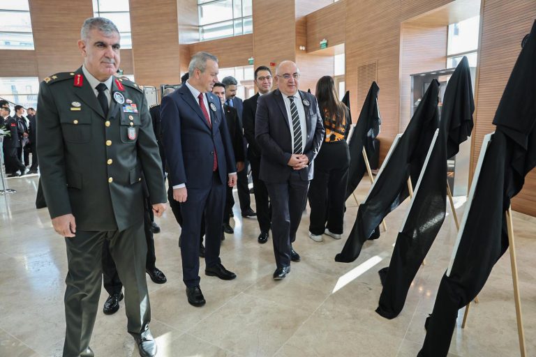 Şehit Muammet Onur Demir Lisesi ve Sivas Modern Bilimler Akademisi Okulları tarafından 10 Kasım dolayısıyla Atatürk'ü anma programı düzenlendi. sivasgazetehaber radyobora