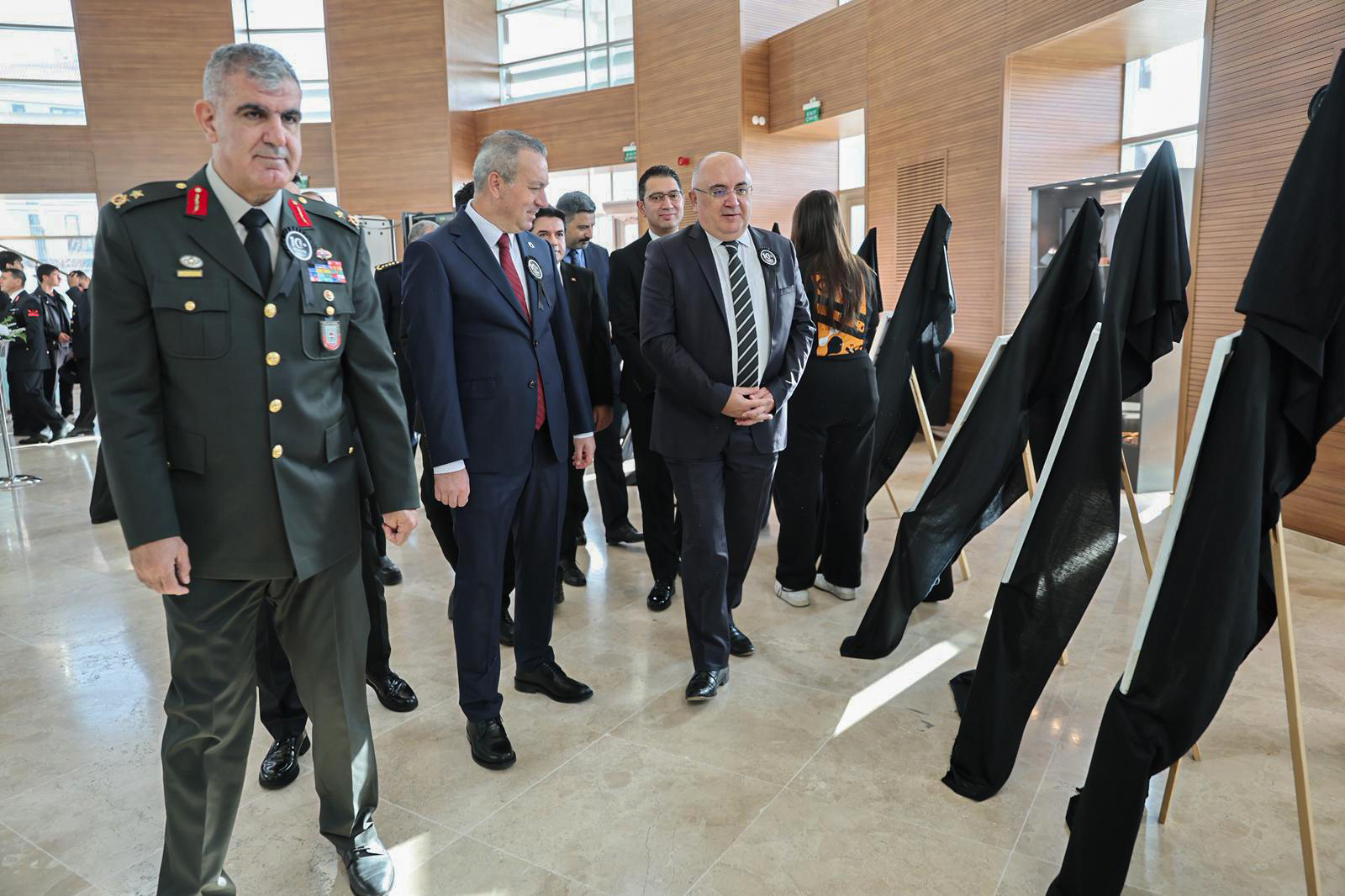 Şehit Muammet Onur Demir Lisesi ve Sivas Modern Bilimler Akademisi Okulları tarafından 10 Kasım dolayısıyla Atatürk'ü anma programı düzenlendi. sivasgazetehaber radyobora