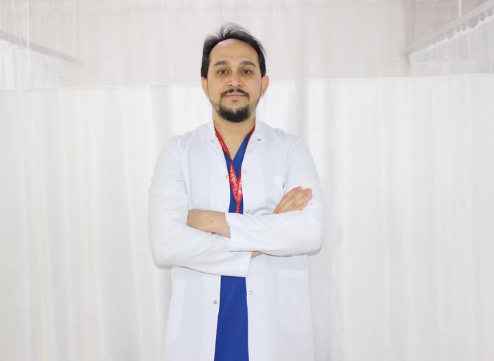 Sivas Devlet Hastanesi  Acil Tıp Uzmanı Dr. Fatih Ulu, son günlerde sosyal medyada gündeme gelen “sarı serum” uygulamasına ilişkin kritik uyarılarda bulundu. sivasgazetehaber radyobora