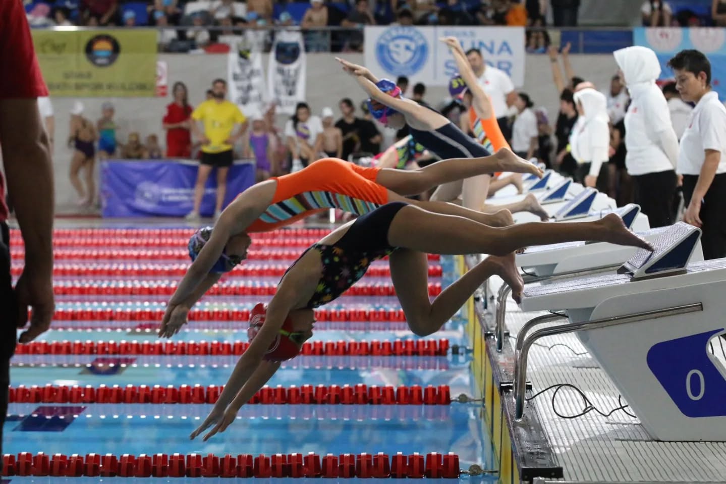 Sivas'ta Baraj Geçme Yüzme Müsabakaları, Olimpik Yüzme Havuzumuzda Başladı. sivasgazetehaber radyobora