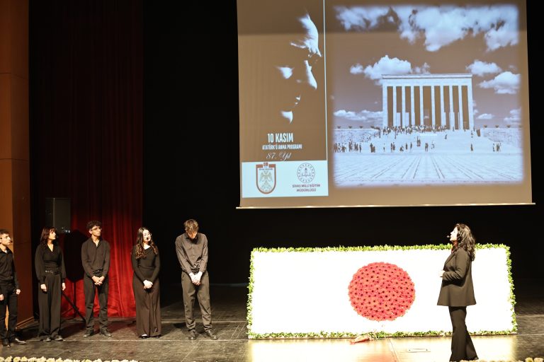 Sivas'ta Cumhuriyetimizin Kurucusu Gazi Mustafa Kemal Atatürk'ün vefatının 87’nci yıl dönümü etkinlikleri Muhsin Yazıcıoğlu Kültür Merkezi'nde sivasgazetehaber radyobora