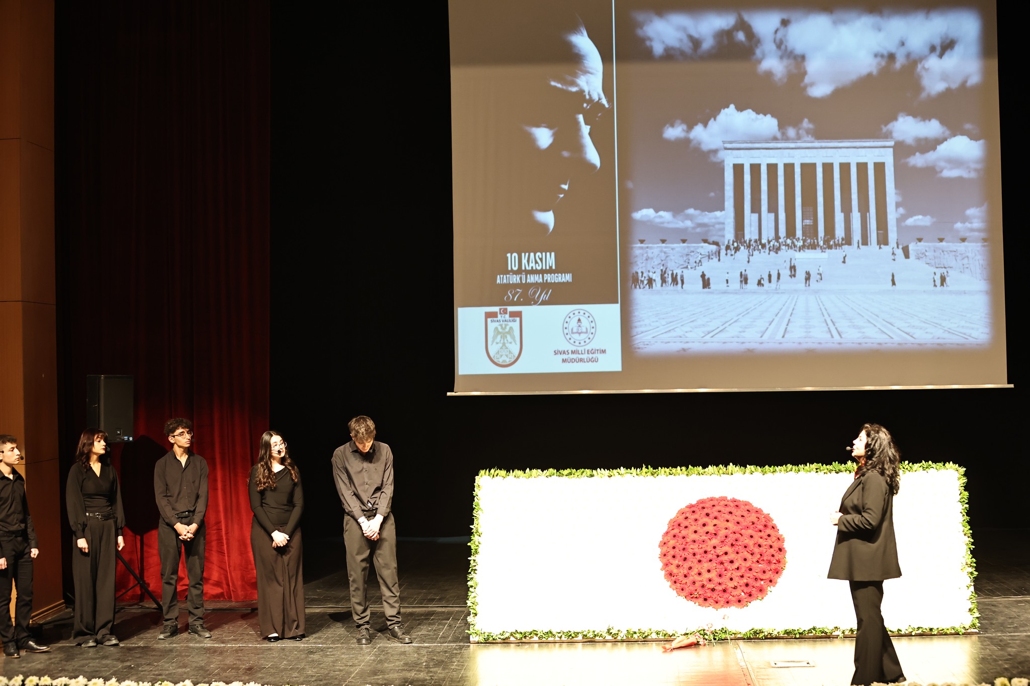 Sivas'ta Cumhuriyetimizin Kurucusu Gazi Mustafa Kemal Atatürk'ün vefatının 87’nci yıl dönümü etkinlikleri Muhsin Yazıcıoğlu Kültür Merkezi'nde sivasgazetehaber radyobora