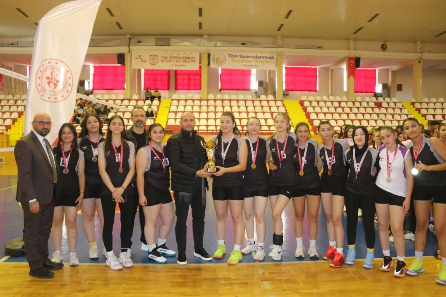 Sivas'ta Gençler-A Voleybol İl Birinciliği Müsabakaları Sona Erdi SİVASGAZETEHABER RADYOBORA