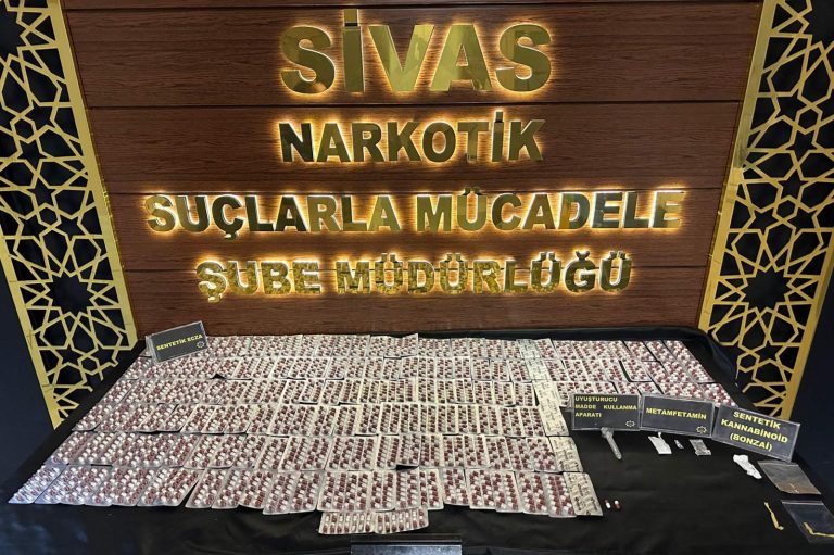 Sivas'ta Narkotik Suçlardan 4 Şahıs Yakalandı sivasgazetehaber radyobora