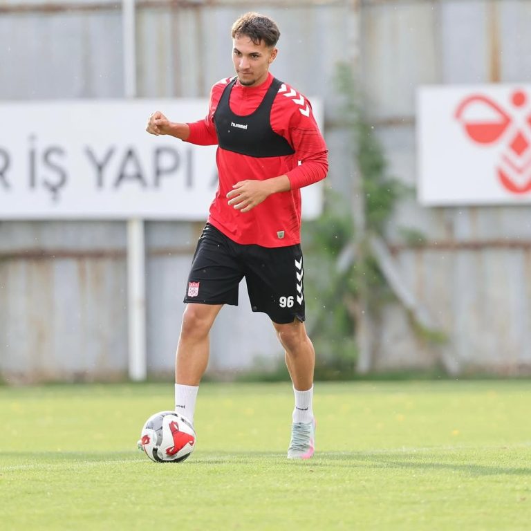 TFF Bölgesel Gelişim U-19 Ligi müsabakasında MKE Ankaragü Hat-trick Yılmaz!  sivasgazetehaber radyobora