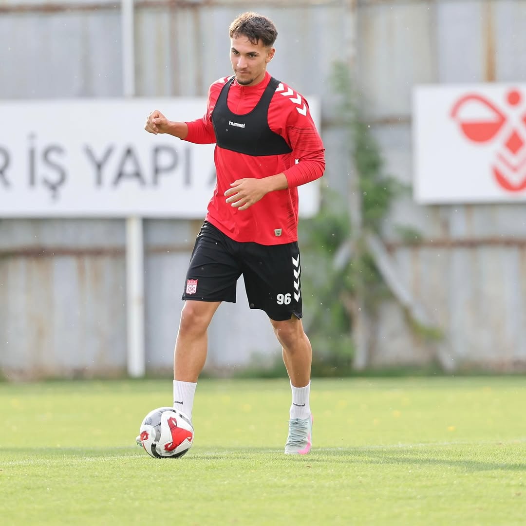 TFF Bölgesel Gelişim U-19 Ligi müsabakasında MKE Ankaragü Hat-trick Yılmaz!  sivasgazetehaber radyobora