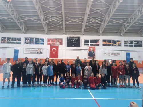 15 Yaş Altı Badminton İl Birinciliği ve Gelişim Ligi Seçme Müsabakaları Yapıldı sivasgazetehaber radyobora