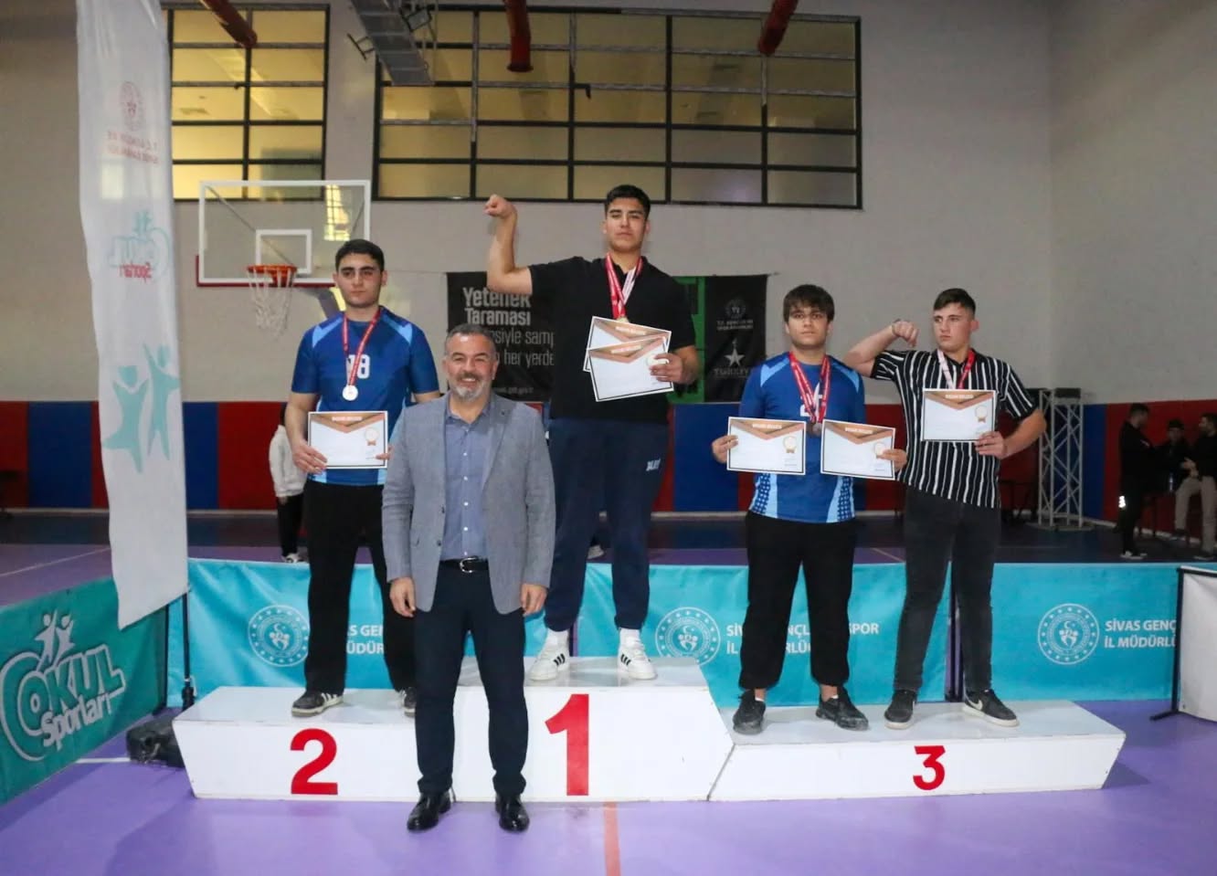 Bilek Güreşi Gençler B Erkekler İl Birinciliği Müsabakaları, 30 okuldan 100 sporcunun katılımıyla Taha Akgül Spor Salonu antrenman salonunda sona erdi.1 sivasgazetehaber radyobora