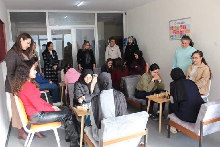 Sivas Cumhuriyet Üniversitesi Ebelik Bölümünde Satranç Turnuvası Düzenlendi radyobora