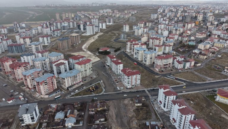 Sivas Tuzlugöl Mahallesi’nde Yeni Açılan Hayat Caddesi’nin Temel Dolgu Malzemesini Seriyor -sivasgazetehaber radyobora