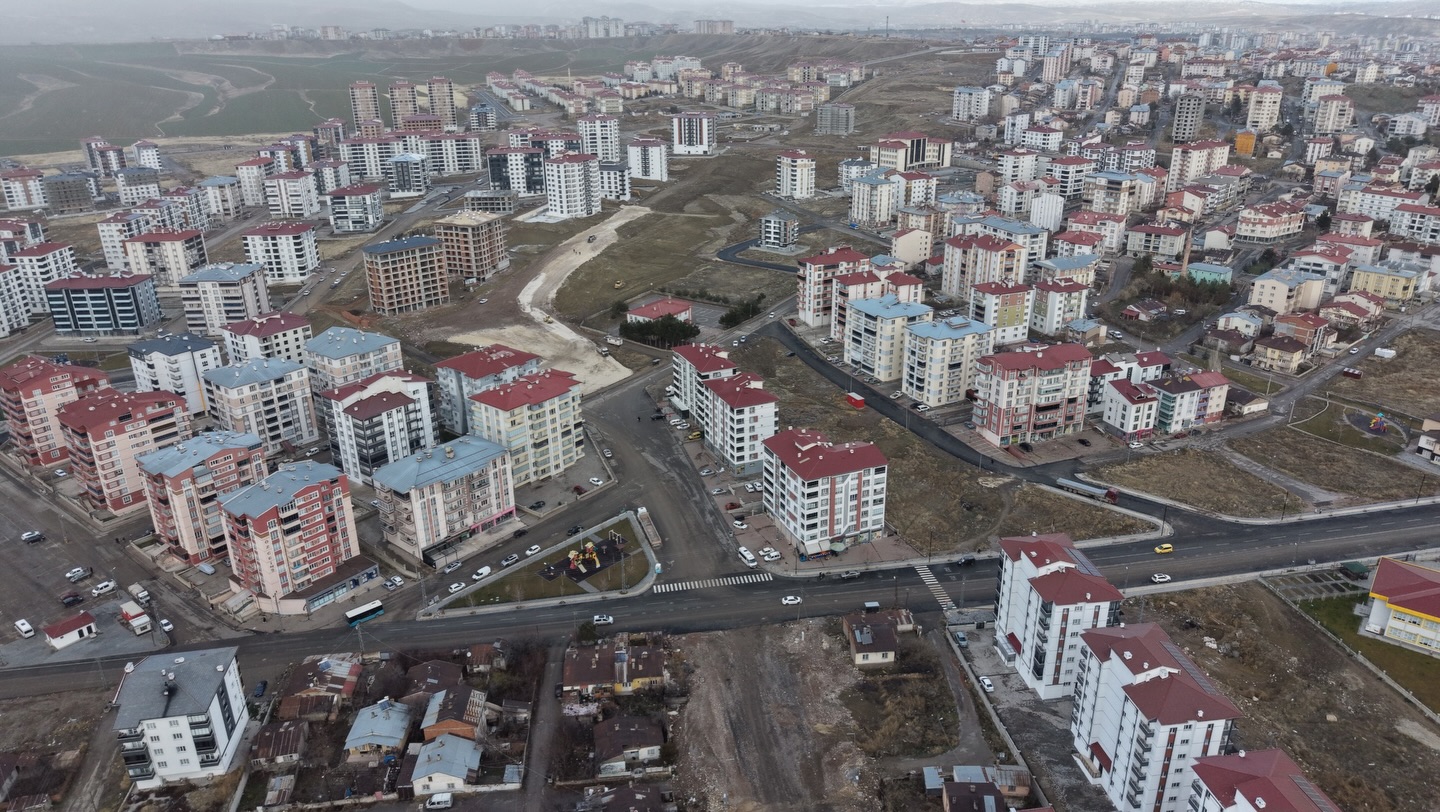 Sivas Tuzlugöl Mahallesi’nde Yeni Açılan Hayat Caddesi’nin Temel Dolgu Malzemesini Seriyor -sivasgazetehaber radyobora