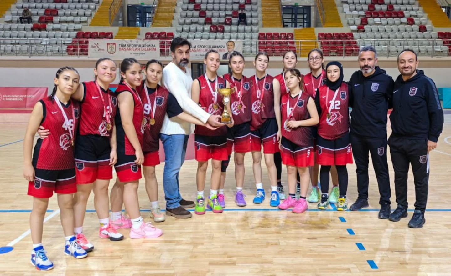 Sivas'ta Düzenlenen U-18 Kızlar Basketbol İl Birinciliği Müsabakaları, Taha Akgül Spor Salonumuzda Sona Erdi. SİVASGAZETEHABER RADYOBORA