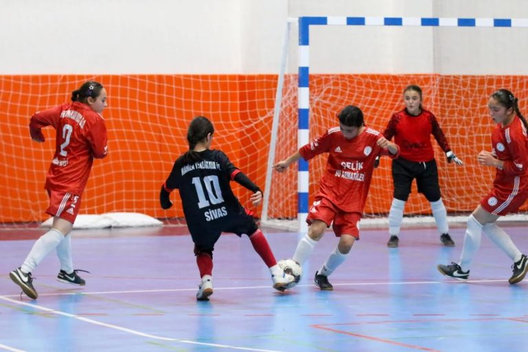 Sivas'ta Futsal Yıldız Kızlar İl Birinciliği müsabakaları, 6 takımın katılımıyla Rıza Çalımbay Spor Salonu’nda sona erdi. sivasgazetehaber radyobora