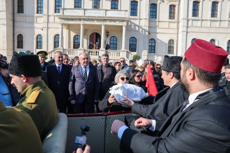 Sivas'ta Gazi Mustafa Kemal Atatürk'ün Sivas'ta 108 gün kaldıktan sonra 18 Aralık'ta şehrimizden ayrılmasının 106. yılı sebebiyle temsili uğurlama töreni düzenlendi. sivasgazetehaber radyobora