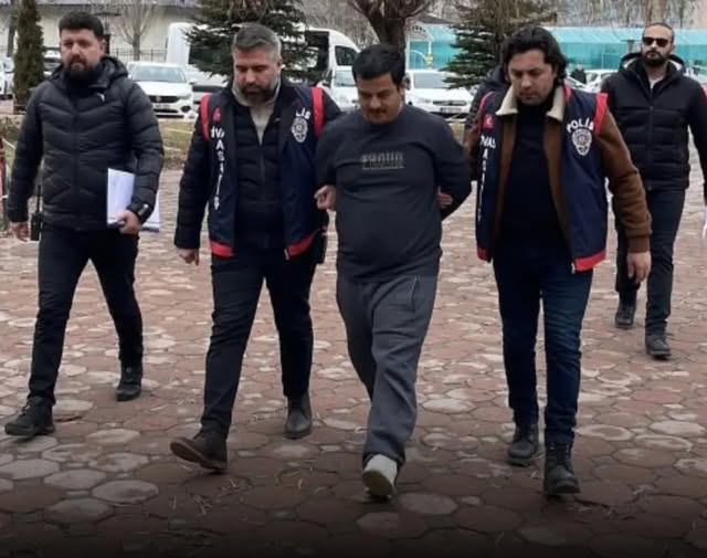 Sivas’ta Kardeşini Öldüren Zanlı Adliyeye Sevk Edildi sivasgazetehaber radyobora