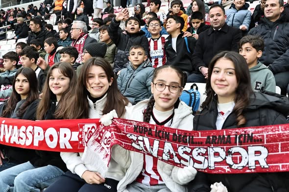 Sivas'ta Minik Yiğidolar Takımına Sahip Çıkıyor sivasgazetehaber radyobora