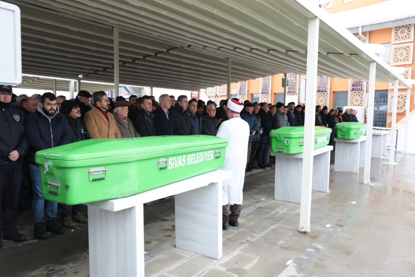 Yüksel Demirgil ile merhum Kadir Sarıkaya ve Sinan Kırdar’ın Yukarı Tekke Mezarlığı Ayyıldız Camii’nde Kılınan Cenaze Namazları sivasgazetehaber radyobora