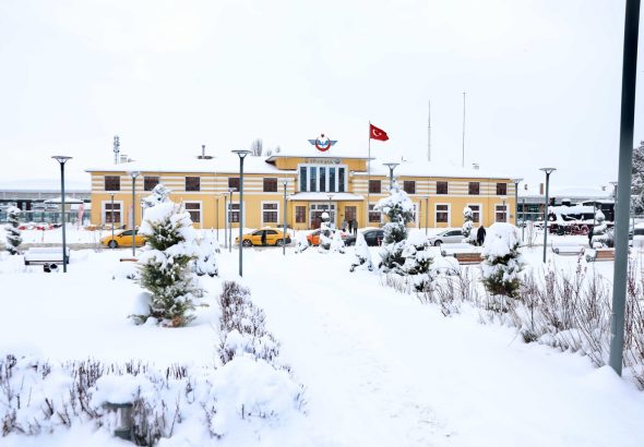 Beyaz örtü ile kaplanan Sivas’ta kış mevsiminin tüm güzelliği yaşanırken, gece saatlerinden itibaren kar yağışı etkisini hissettirmeye devam etti. sivasgazetehaber radyobora
