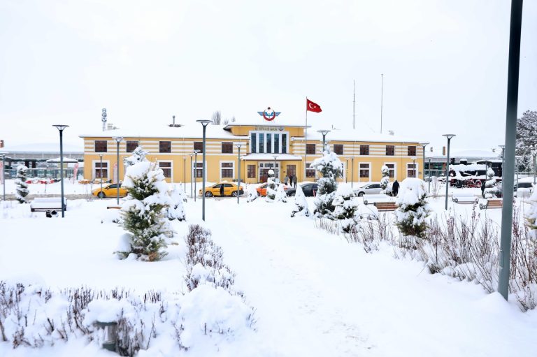 Beyaz örtü ile kaplanan Sivas’ta kış mevsiminin tüm güzelliği yaşanırken, gece saatlerinden itibaren kar yağışı etkisini hissettirmeye devam etti. sivasgazetehaber radyobora