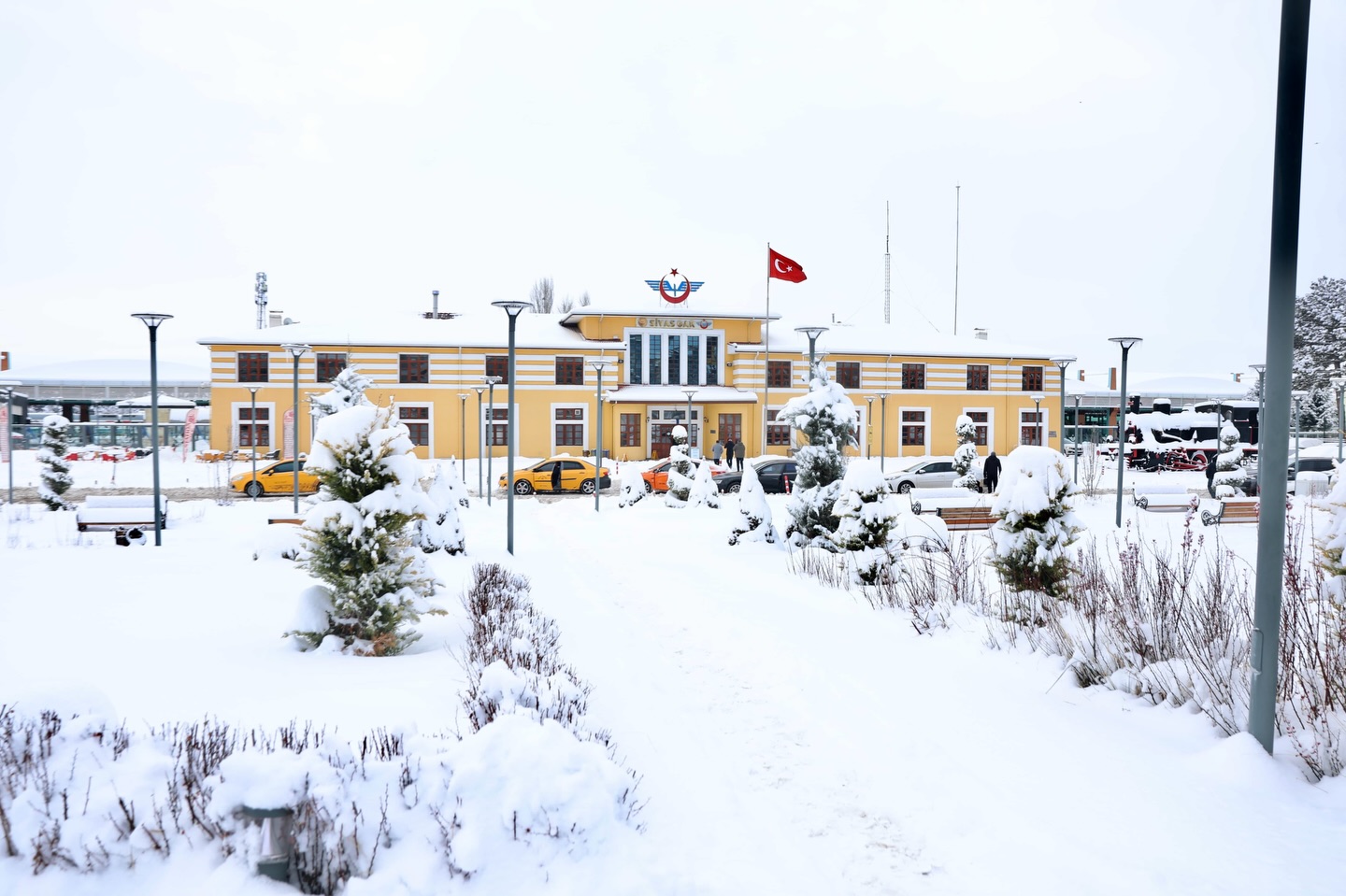 Beyaz örtü ile kaplanan Sivas’ta kış mevsiminin tüm güzelliği yaşanırken, gece saatlerinden itibaren kar yağışı etkisini hissettirmeye devam etti. sivasgazetehaber radyobora