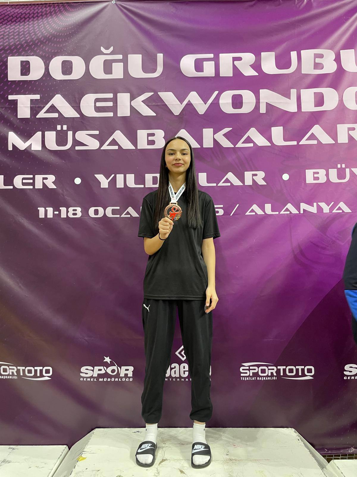 Nida Nur Duman, 57 kg kategorisinde 3. olarak Türkiye Şampiyonası Finallerinde sivasgazetehaber radyobora 1