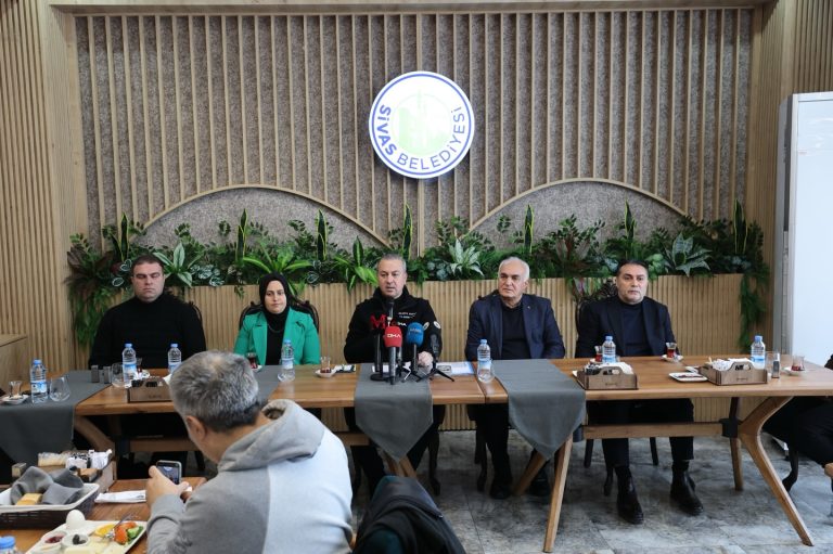 Sivas Belediyesi 40 Saatlik Kar Mesaisi 452 Personel, 89 Araç Sahadaydı sivasgazetehaber radyobora