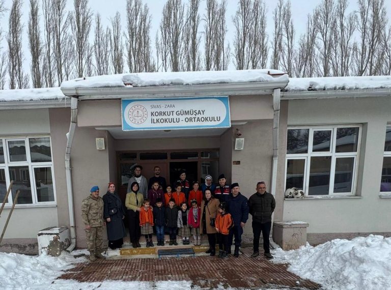 Sivas İl Jandarma Komutanlığı Karne sevincine ortak oldu sivasgazetehaber radyobora 2