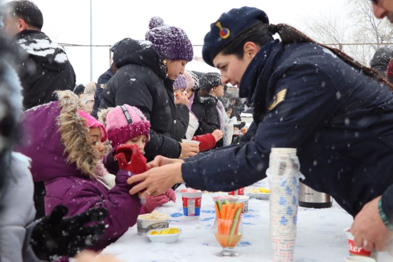 Sivas Jandarmadan Çocuklara Unutulmaz Gün sivasgazetehaber radyobora 2