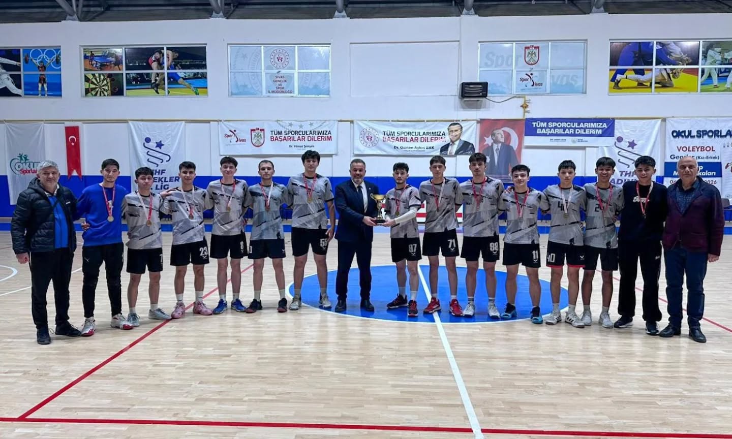 Sivas'ta Hentbol Genç Erkekler Ligi, Gençlik Spor ile İl Özel İdare Spor arasında oynanan final müsabakasıyla sona erdi. sivasgazetehaber radyobora