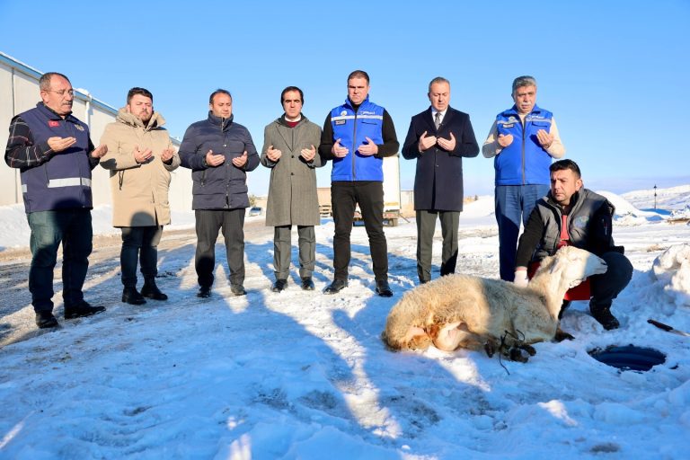 Sivas'ta Kar nimetine şükür için kurban kesildi. sivasgazetehaber radyobora