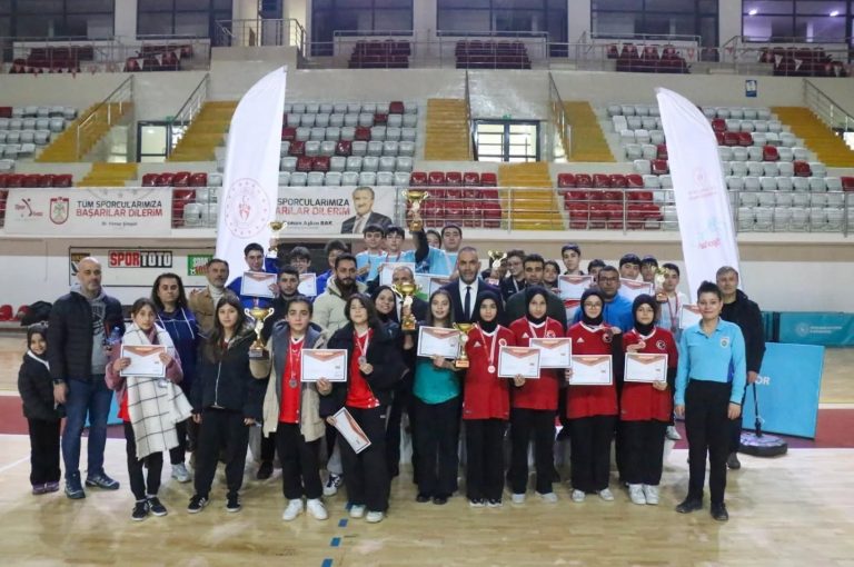 Sivas'ta Masa Tenisi Yıldızlar İl Birinciliği müsabakaları, Taha Akgül Spor Salonumuzda başarıyla sona erdi. sivasgazetehaber radyobora 13