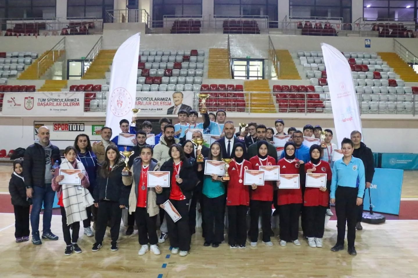 Sivas'ta Masa Tenisi Yıldızlar İl Birinciliği müsabakaları, Taha Akgül Spor Salonumuzda başarıyla sona erdi. sivasgazetehaber radyobora 13