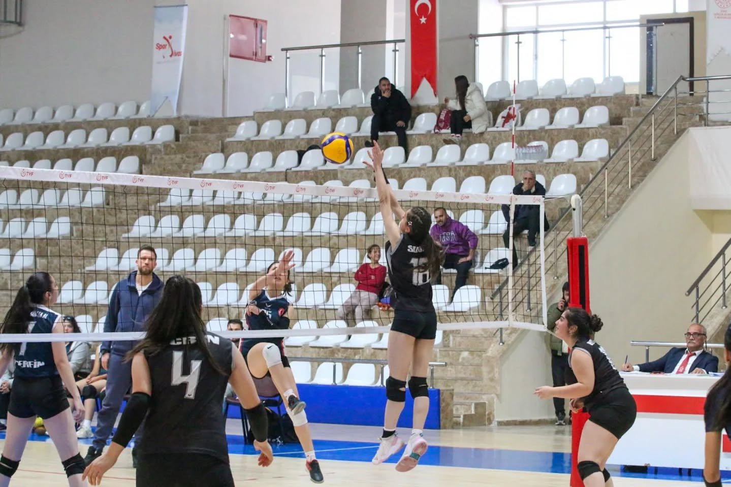 Sivas'ta Okul Sporları Gençler A Voleybol Grup Müsabakaları, açılış seremonisiyle başladı. sivasgazetehaber radyobora