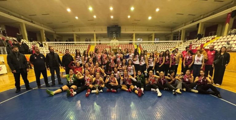 Sivas'ta Okul Sporları faaliyetleri kapsamında düzenlenen Küçük Kızlar Voleybol İl Birinciliği müsabakaları, 4 Eylül Spor Salonumuzda sona erdi. sivasgazetehaber radyobora 2
