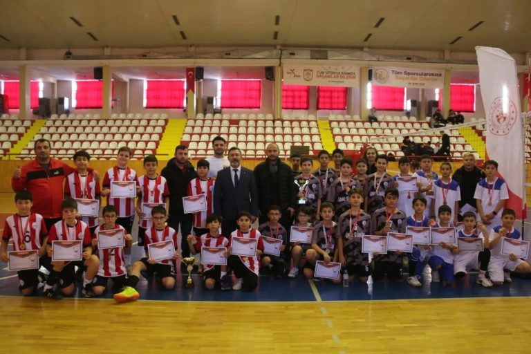 Sivas'ta Voleybol Küçükler İl Birinciliği Müsabakaları Sona Erdi sivasgazetehaber radyobora