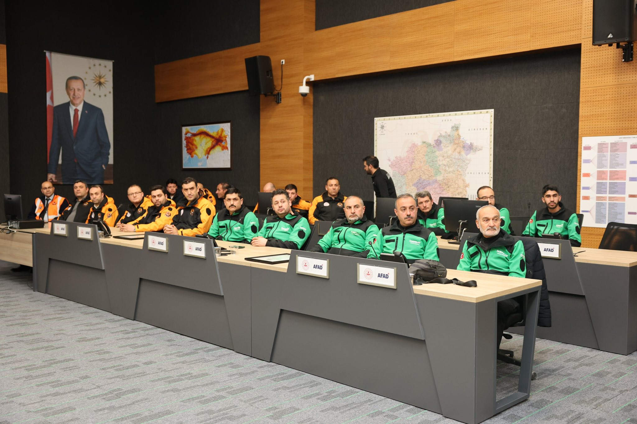 Sivas'ta kentsel arama kurtarma alanında 'Hafif Seviyede' akredite edilen 2'si kamu 5'i STK olmak üzere 7 ekip için Akreditasyon Arma Teslim Töreni düzenlendi. sivasgazetehaber radyobora